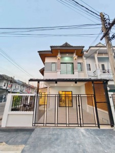 หมู่บ้านดิเอมเมอรัลด์พาร์ค 2 เป็นทาวน์เฮ้าส์ 2 ชั้น หลังมุม บนถนนเมน ที่มีพื้นที่สวนข้างบ้านสำหรับพักผ่อน