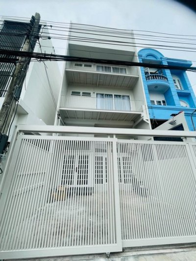 ให้เช่าทาวน์โฮม 3 ชั้น เล่นระดับ 4 ห้องนอน ย่านรัชดา สุทธิสารวินิจ ใกล้ MRT สุทธิสาร 750 เมตร