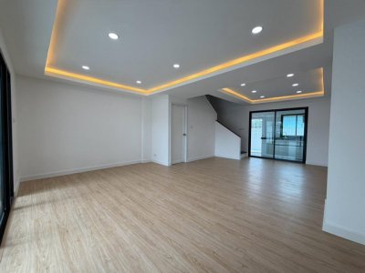 ขายทาวน์โฮม 4 ชั้น 4 ห้องนอน ลาดพร้าว 110 พื้นที่ขนาดใหญ่ รีโนเวทใหม่ทั้งหลัง พร้อมเข้าอยู่ - รูปที่ 4
