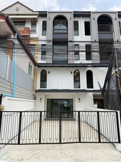 ขายทาวน์โฮม 4 ชั้น 4 ห้องนอน ลาดพร้าว 110 พื้นที่ขนาดใหญ่ รีโนเวทใหม่ทั้งหลัง พร้อมเข้าอยู่ - รูปที่ 2