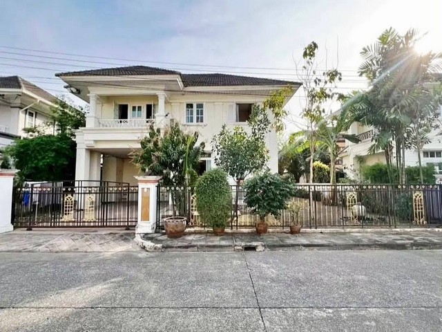 ขายบ้านเดี่ยว 2 ชั้น 81 ตรว. โคโลเนี่ยลสไตล์ หมู่บ้าน Perfect Place รามคำแหง 164 บ้านบ้านทิศเหนือ บรรยากาศดี ใกล้โรงเรียนนานาชาติร่วมฤดี