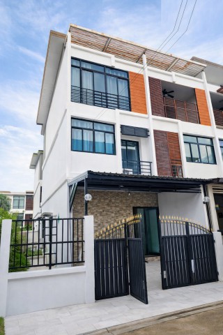 กัลปพฤกษ์ สาทร เช่าทาวน์โฮม 3 ชั้นหลังมุม 3 นอน ตลาดสำเพ็ง2 3 น้ำ MRT หลักสอง 1 กม.  ใกล้ เดอะมอลล์ บางแค 900 ม.  22 ตร.ว. 220 ตร.ม.