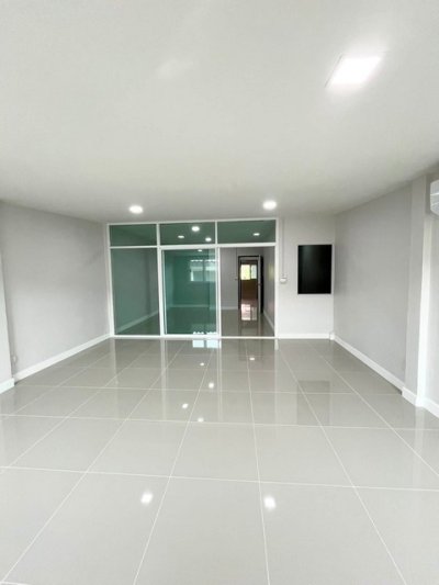 ให้เช่าทาวน์โฮม 2 ชั้น 216 ตรม. 3 ห้องนอน คลองจั่นวิลล่า 1 ซอยนวมินทร์ 32 เฟอร์ครบ - รูปที่ 2