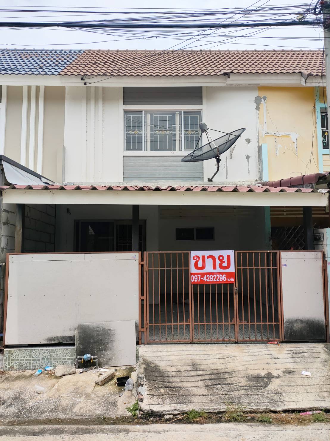 ทาวน์เฮ้าส์ 2 ชั้น หมู่บ้านพฤกษา 45 ตำบลบางแม่นาง อำเภอบางใหญ่ จังหวัดนนทบุรี หน้าบ้านหันทิศใต้
