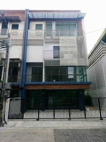 ให้เช่าโฮมออฟฟิศ 4 ชั้น โครงการ ดิสทริค เอกมัย-รามอินทรา ซอยรามอินทรา 40 หลังมุม ใกล้รถไฟฟ้าสายสีชมพู