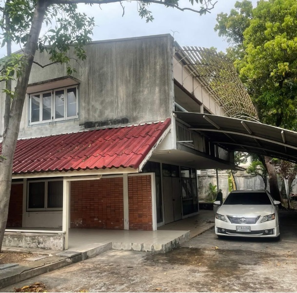 ขายที่ดินพร้อมบ้านเก่าแปลงมุม 187 ตรว. เอกมัย ซอย 18 สภาพแวดล้อมดี เหมาะสร้างบ้าน สำนักงาน หรือลงทุน ใกล้ BTS เอกมัย ทองหล่อ