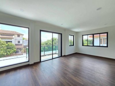ชลลดา บางบัวทอง-รัตนาธิเบศร์ หลังใหญ่  บ้าน  Hybrid Home  มือสองตกเเต่งใหม่ - รูปที่ 4